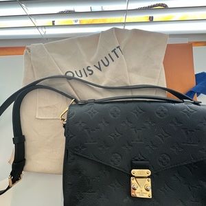 Louis Vuitton Pochette Metis Black Authentic Excellent with Strap and dust bag